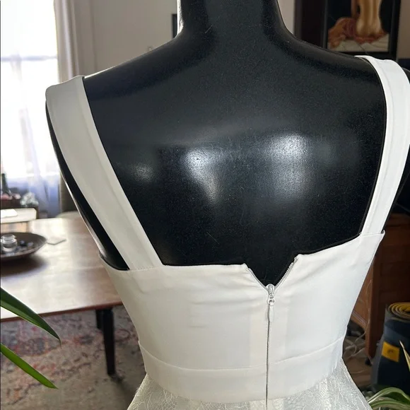 BCBG MAXAZRIA, sz 0, Ivory bridal/resort style of crêpe, lace and tulle. NWOT. - Picture 6 of 8